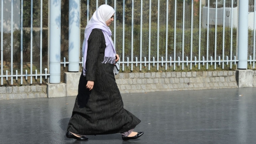 un-femme-portant-le-hijab_4009673.jpg